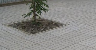 Качественная тротуарная плитка серого цвета в Великом Устюге в октябре