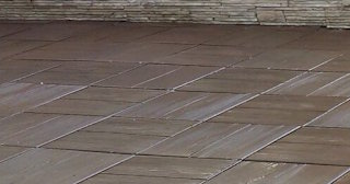 Бетонная брусчатка двора в Великом Устюге в октябре