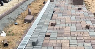 Профессиональная укладка плитки на улице в Великом Устюге в октябре