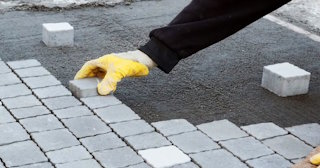 Монтаж тротуарной плитки на даче в Великом Устюге в октябре