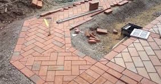 Укладка тротуарной плитки в Великом Устюге в октябре