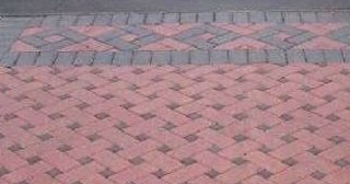 Укладка тротуарной плитки на старое бетонное основание в Великом Устюге в октябре