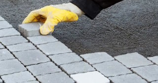 Укладка брусчатки в Великом Устюге - цена от 814 руб. за м2 | ТротуарнаяПлитка