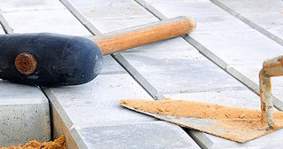 Профессиональная укладка тротуарной брусчатки в Великом Устюге в октябре