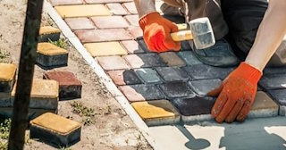 Укладка брусчатки «старый город» три цвета в Великом Устюге в октябре