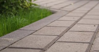 Профессиональная укладка тротуарных дорожек в Великом Устюге в октябре